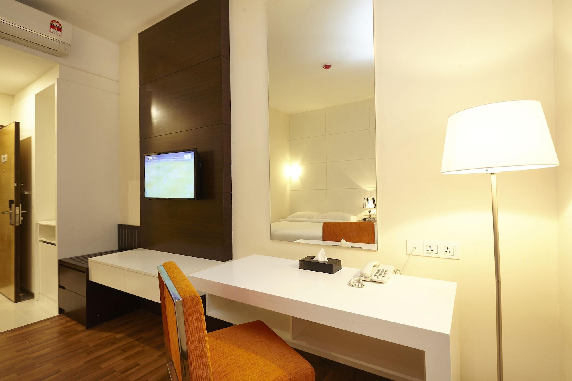 Hotel Six Seasons @ Mid Valley 3*